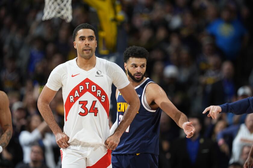 ARCHIVO - Jeontay Porter, pívot de los Raptors de Toronto